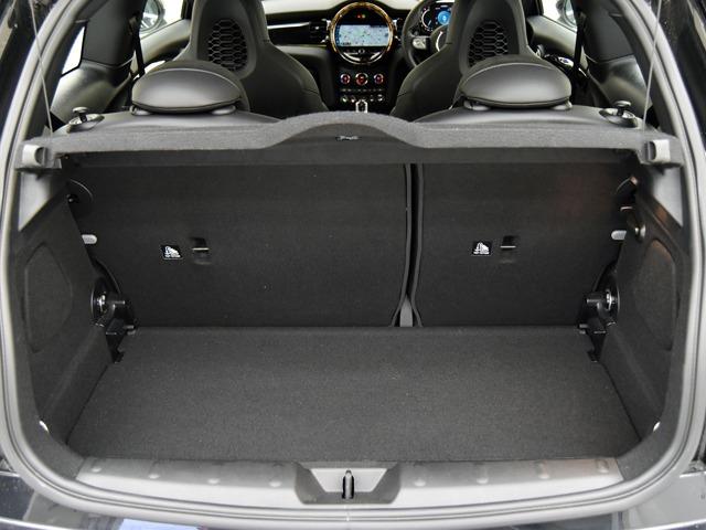 ＭＩＮＩ ジョンクーパーワークス　ジョンクーパーワークストリム　１８ｉｎＡＷ　ピアノブラックエクステリア　ブラックハーフレザー　ＦシートＨ　純正ナビ　マルチＤメーターパネル　ヘッドアップＤ　ブラックルーフ＆ミラーキャップ　ＬＥＤヘッドライト　コンフォートアクセス（19枚目）