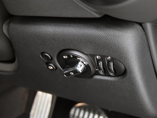 ＭＩＮＩ ジョンクーパーワークス　ジョンクーパーワークストリム　１８ｉｎＡＷ　ピアノブラックエクステリア　ブラックハーフレザー　ＦシートＨ　純正ナビ　マルチＤメーターパネル　ヘッドアップＤ　ブラックルーフ＆ミラーキャップ　ＬＥＤヘッドライト　コンフォートアクセス（22枚目）