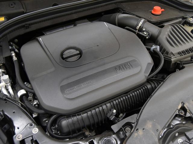 ＭＩＮＩ ジョンクーパーワークス　ジョンクーパーワークストリム　１８ｉｎＡＷ　ピアノブラックエクステリア　ブラックハーフレザー　ＦシートＨ　純正ナビ　マルチＤメーターパネル　ヘッドアップＤ　ブラックルーフ＆ミラーキャップ　ＬＥＤヘッドライト　コンフォートアクセス（23枚目）