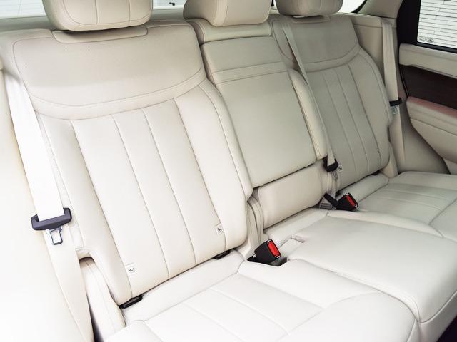 レンジローバー ＨＳＥ　Ｄ３００　スタンダードホイールベース　ＯＰ１００　ディプロイアブルサイドステップ　ホットクライメートＰ　パノラマＳＲ　ベルリーノレザー　ＣｌｅａｒＳｉｇｈｔインテリアリアビューミラー　ブラックキャリパー　２２ｉｎＡＷ　２４ｗａｙＦシート（25枚目）