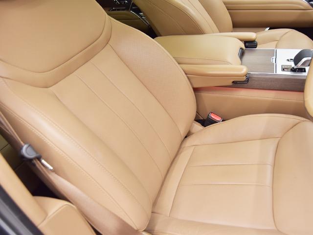 レンジローバー オートバイオグラフィーＤ３００スタンダードホイルベス　ディプロイアブルサイドステップ　シャドーエクステリアＰ　２２ｉｎＡＷ　パノラマＳＲ　ベージュレザー　４ゾーンＡＣ　２４ｗａｙＦシート　リアエグゼクティブクラスシート　ソフトクローズドア　レーンキープ（12枚目）