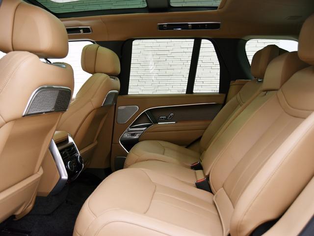 レンジローバー オートバイオグラフィーＤ３００スタンダードホイルベス　ディプロイアブルサイドステップ　シャドーエクステリアＰ　２２ｉｎＡＷ　パノラマＳＲ　ベージュレザー　４ゾーンＡＣ　２４ｗａｙＦシート　リアエグゼクティブクラスシート　ソフトクローズドア　レーンキープ（14枚目）
