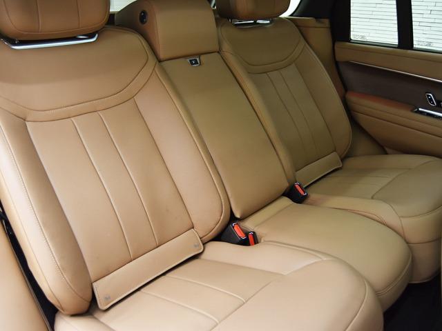 レンジローバー オートバイオグラフィーＤ３００スタンダードホイルベス　ディプロイアブルサイドステップ　シャドーエクステリアＰ　２２ｉｎＡＷ　パノラマＳＲ　ベージュレザー　４ゾーンＡＣ　２４ｗａｙＦシート　リアエグゼクティブクラスシート　ソフトクローズドア　レーンキープ（15枚目）
