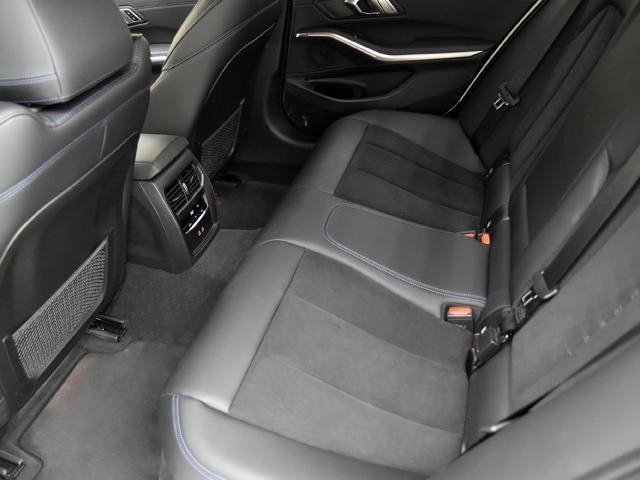 ３シリーズ ３１８ｉ　Ｍスポーツ　オートマチックテールゲート　ＭエアロダイナミクスＰＫＧ　アダプティブＬＥＤヘッドライト　ブラックハーフレザー　ＦシートＨ　ヘッドアップＤ　サンプロテクションガラス　１８ｉｎＡＷ　メモリー付パワーシート（12枚目）