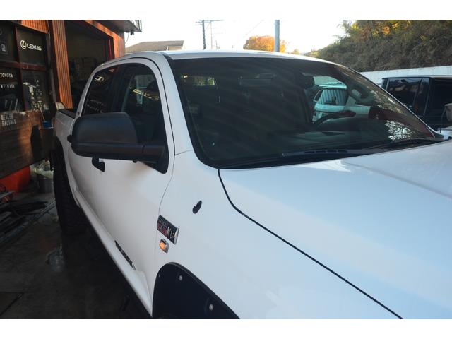 タンドラ クルーマックス　ＳＲ５　４ＷＤビルシュタインリフトアップカスタムオーバーフェンダーＢＦグッドリッチマッドテレンタイヤパワーシートサンルーフ（16枚目）