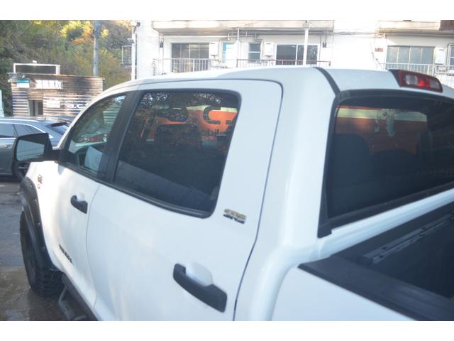 タンドラ クルーマックス　ＳＲ５　４ＷＤビルシュタインリフトアップカスタムオーバーフェンダーＢＦグッドリッチマッドテレンタイヤパワーシートサンルーフ（25枚目）