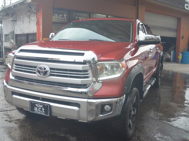 タンドラ クルーマックス　１７９４エディション　リフトアップＸＤ２０アルミオーバーフェンダー社外マフラーサイドステップキー付きシャッタートノカバーブラウンレザーサンルーフ（3枚目）