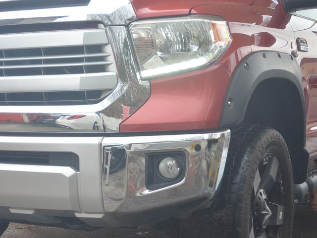 タンドラ クルーマックス　１７９４エディション　リフトアップＸＤ２０アルミオーバーフェンダー社外マフラーサイドステップキー付きシャッタートノカバーブラウンレザーサンルーフ（5枚目）