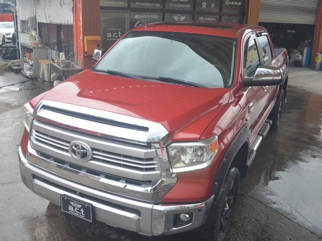 タンドラ クルーマックス　１７９４エディション　リフトアップＸＤ２０アルミオーバーフェンダー社外マフラーサイドステップキー付きシャッタートノカバーブラウンレザーサンルーフ（6枚目）