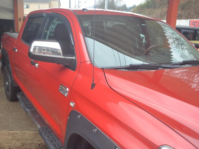 タンドラ クルーマックス　１７９４エディション　リフトアップＸＤ２０アルミオーバーフェンダー社外マフラーサイドステップキー付きシャッタートノカバーブラウンレザーサンルーフ（13枚目）