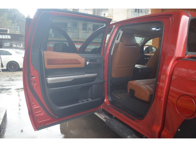 タンドラ クルーマックス　１７９４エディション　リフトアップＸＤ２０アルミオーバーフェンダー社外マフラーサイドステップキー付きシャッタートノカバーブラウンレザーサンルーフ（49枚目）