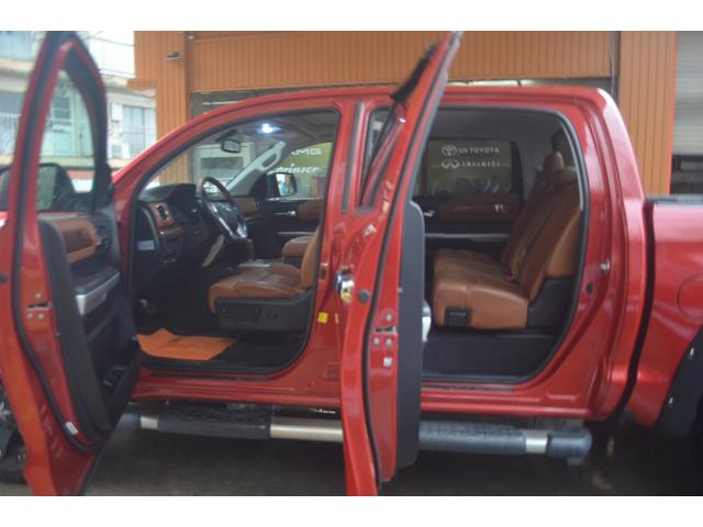 タンドラ クルーマックス　１７９４エディション　リフトアップＸＤ２０アルミオーバーフェンダー社外マフラーサイドステップキー付きシャッタートノカバーブラウンレザーサンルーフ（50枚目）