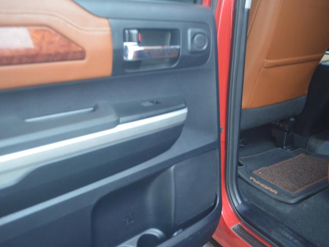 タンドラ クルーマックス　１７９４エディション　リフトアップＸＤ２０アルミオーバーフェンダー社外マフラーサイドステップキー付きシャッタートノカバーブラウンレザーサンルーフ（51枚目）