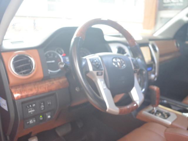 タンドラ クルーマックス　１７９４エディション　リフトアップＸＤ２０アルミオーバーフェンダー社外マフラーサイドステップキー付きシャッタートノカバーブラウンレザーサンルーフ（58枚目）