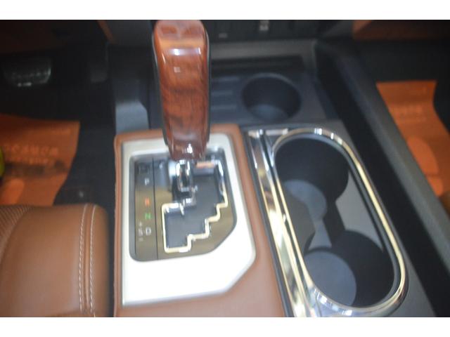 タンドラ クルーマックス　１７９４エディション　リフトアップＸＤ２０アルミオーバーフェンダー社外マフラーサイドステップキー付きシャッタートノカバーブラウンレザーサンルーフ（61枚目）