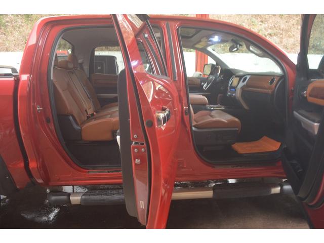 タンドラ クルーマックス　１７９４エディション　リフトアップＸＤ２０アルミオーバーフェンダー社外マフラーサイドステップキー付きシャッタートノカバーブラウンレザーサンルーフ（67枚目）