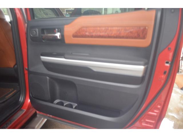 タンドラ クルーマックス　１７９４エディション　リフトアップＸＤ２０アルミオーバーフェンダー社外マフラーサイドステップキー付きシャッタートノカバーブラウンレザーサンルーフ（68枚目）