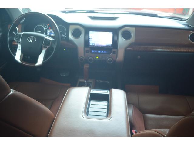 タンドラ クルーマックス　１７９４エディション　リフトアップＸＤ２０アルミオーバーフェンダー社外マフラーサイドステップキー付きシャッタートノカバーブラウンレザーサンルーフ（76枚目）