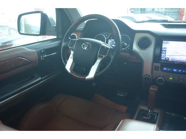 タンドラ クルーマックス　１７９４エディション　リフトアップＸＤ２０アルミオーバーフェンダー社外マフラーサイドステップキー付きシャッタートノカバーブラウンレザーサンルーフ（77枚目）