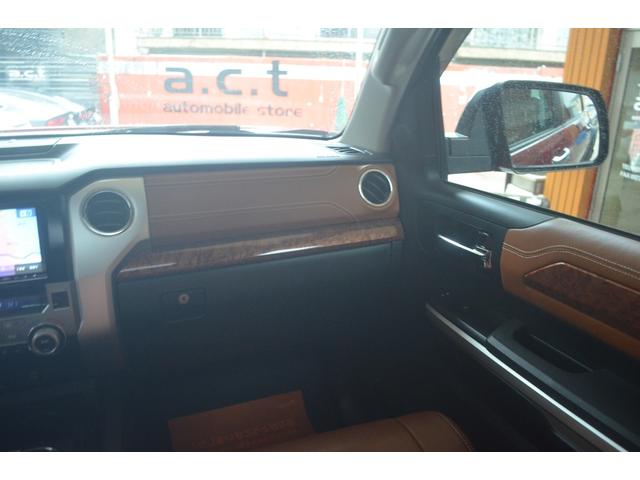 タンドラ クルーマックス　１７９４エディション　リフトアップＸＤ２０アルミオーバーフェンダー社外マフラーサイドステップキー付きシャッタートノカバーブラウンレザーサンルーフ（79枚目）