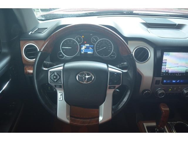 タンドラ クルーマックス　１７９４エディション　リフトアップＸＤ２０アルミオーバーフェンダー社外マフラーサイドステップキー付きシャッタートノカバーブラウンレザーサンルーフ（80枚目）