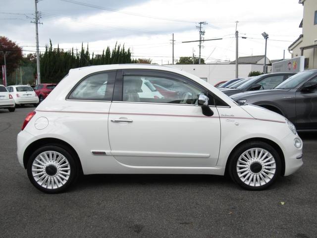 横から見ると、ドライバーの顔がちょうど真ん中にレイアウトされるため、クルマとの一体感がより際立ちます