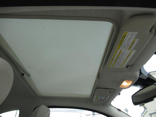 解放感溢れるガラスルーフで車内には太陽の光が差し込みます　サンシャード付です