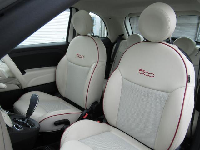 専用のレザー＆ファブリックシート（アイボリー＆レッドパイピング）でおしゃれです