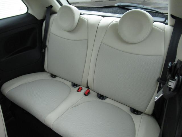 大人２人がしっかりと落ち着ける収まりの良いリアシート。外観からのイメージを良い意味で裏切る、高い居住性能を誇ります。