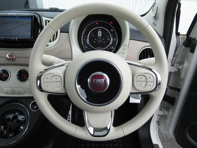 適度な太さで握りやすいステアリングホイール。内蔵のスイッチでオーディオコントロールが可能です