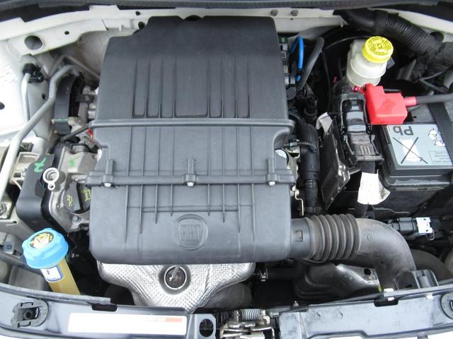 １２００ｃｃ　４気筒エンジンです　静かで乗りやすいです