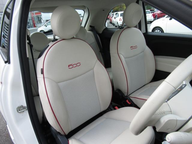 充電・通信機能を備えたＵＳＢインレットを二口設置。Ｐｌｕｇ−ｔｏ−Ｐｌａｙ機能で瞬時にセンターディスプレイ上にお使い慣れのアイコン群が並びます。