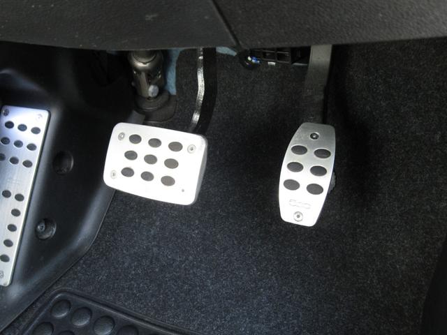 解放感溢れるガラスルーフで車内には太陽の光が差し込みます　サンシャード付です