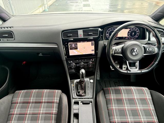 ゴルフGTI ダイナミック アダプティブシャシーコントロールDCC LEDヘッドライト デジタルメーター ACC レーンアシスト 後方死角検知機能 障害物センサー App-Connect パドルシフト ETC 認定中古車保証付(21枚目)