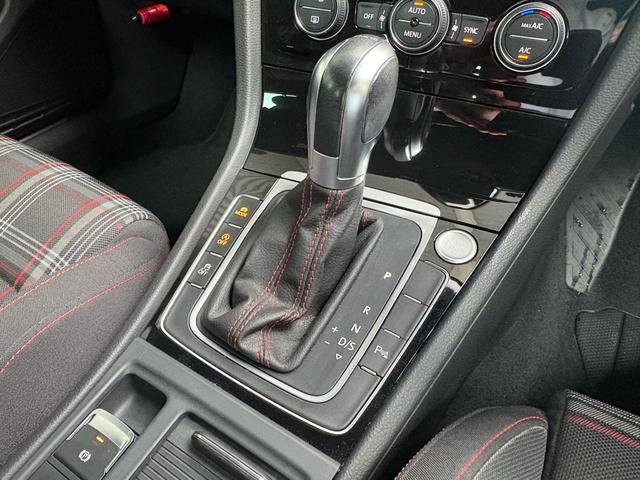ゴルフGTI ダイナミック アダプティブシャシーコントロールDCC LEDヘッドライト デジタルメーター ACC レーンアシスト 後方死角検知機能 障害物センサー App-Connect パドルシフト ETC 認定中古車保証付(35枚目)