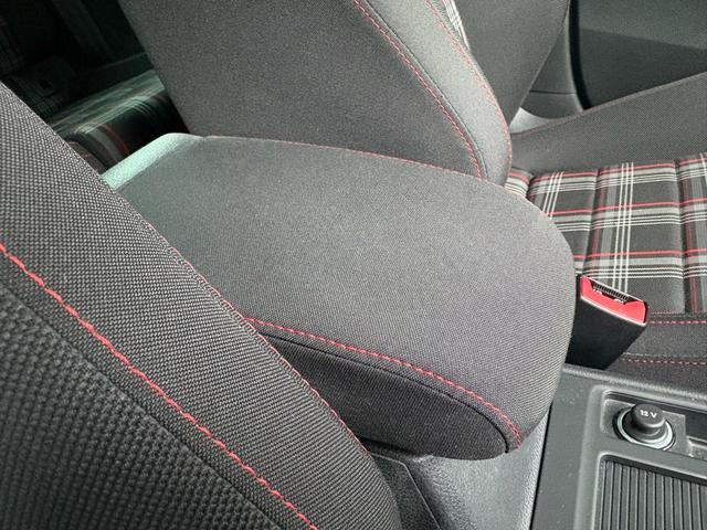 ゴルフGTI ダイナミック アダプティブシャシーコントロールDCC LEDヘッドライト デジタルメーター ACC レーンアシスト 後方死角検知機能 障害物センサー App-Connect パドルシフト ETC 認定中古車保証付(37枚目)