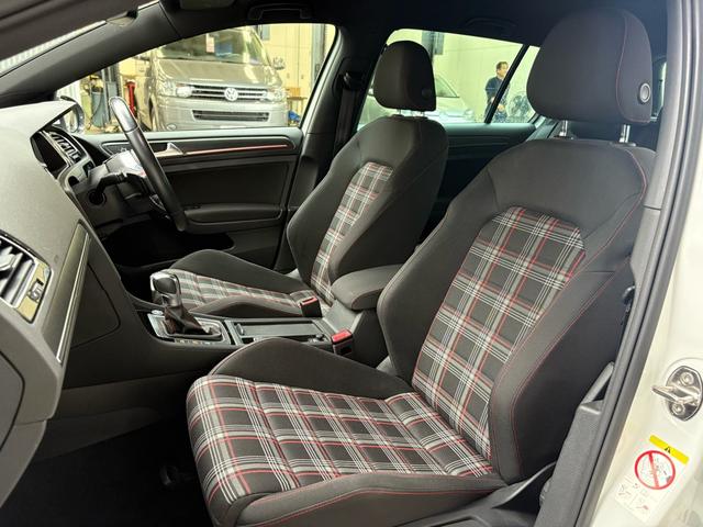 ゴルフGTI ダイナミック アダプティブシャシーコントロールDCC LEDヘッドライト デジタルメーター ACC レーンアシスト 後方死角検知機能 障害物センサー App-Connect パドルシフト ETC 認定中古車保証付(48枚目)