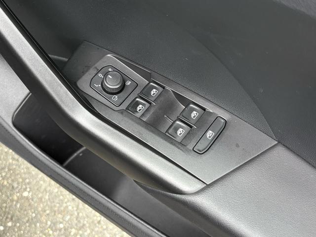 T-クロス TSI アクティブ デジタルメーター ACC トラベルアシスト 後方死角検知機能 バックカメラ 障害物センサー AppConnect ワイヤレスチャージ LEDヘッドライト ETC リヤトラフィックアラート 禁煙(20枚目)