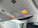 室内灯はフロントリヤ天井部分に設置されています。夜の車内も快適です。
