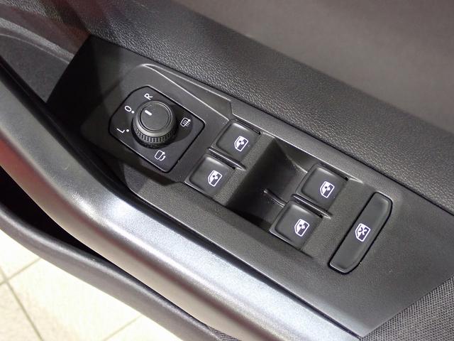 ポロ TSIアクティブ LEDヘッドライト ACC トラベルアシスト ワイヤレスチャージ App-Connect デジタルメーター レーンアシスト バックカメラ 障害物センサー Ready2Discover ETC USB(41枚目)