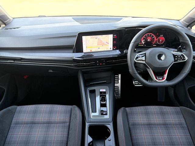 ゴルフＧＴＩ ベースグレード　ＩＱライト　ＡＣＣ　トラベルアシスト　デジタルメーター　ＡｐｐＣｏｎｎｅｃｔ　後方死角検知機能　シートヒーター　ワイヤレスチャージ　障害物センサー　バックカメラ　レーンアシスト　アンビエントライト（21枚目）