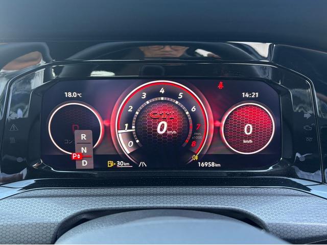 ゴルフＧＴＩ ベースグレード　ＩＱライト　ＡＣＣ　トラベルアシスト　デジタルメーター　ＡｐｐＣｏｎｎｅｃｔ　後方死角検知機能　シートヒーター　ワイヤレスチャージ　障害物センサー　バックカメラ　レーンアシスト　アンビエントライト（24枚目）