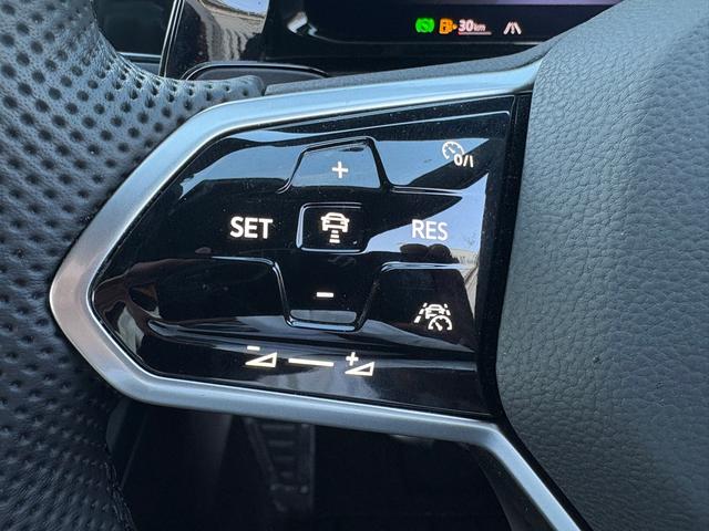 ゴルフＧＴＩ ベースグレード　ＩＱライト　ＡＣＣ　トラベルアシスト　デジタルメーター　ＡｐｐＣｏｎｎｅｃｔ　後方死角検知機能　シートヒーター　ワイヤレスチャージ　障害物センサー　バックカメラ　レーンアシスト　アンビエントライト（26枚目）