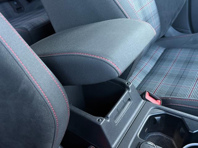 ゴルフＧＴＩ ベースグレード　ＩＱライト　ＡＣＣ　トラベルアシスト　デジタルメーター　ＡｐｐＣｏｎｎｅｃｔ　後方死角検知機能　シートヒーター　ワイヤレスチャージ　障害物センサー　バックカメラ　レーンアシスト　アンビエントライト（39枚目）