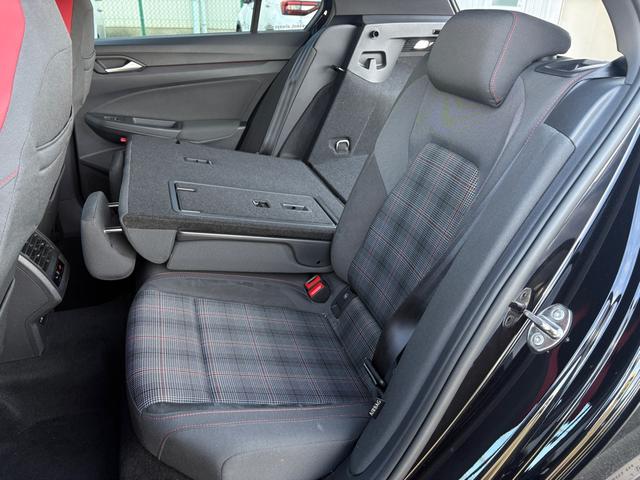 ゴルフＧＴＩ ベースグレード　ＩＱライト　ＡＣＣ　トラベルアシスト　デジタルメーター　ＡｐｐＣｏｎｎｅｃｔ　後方死角検知機能　シートヒーター　ワイヤレスチャージ　障害物センサー　バックカメラ　レーンアシスト　アンビエントライト（50枚目）