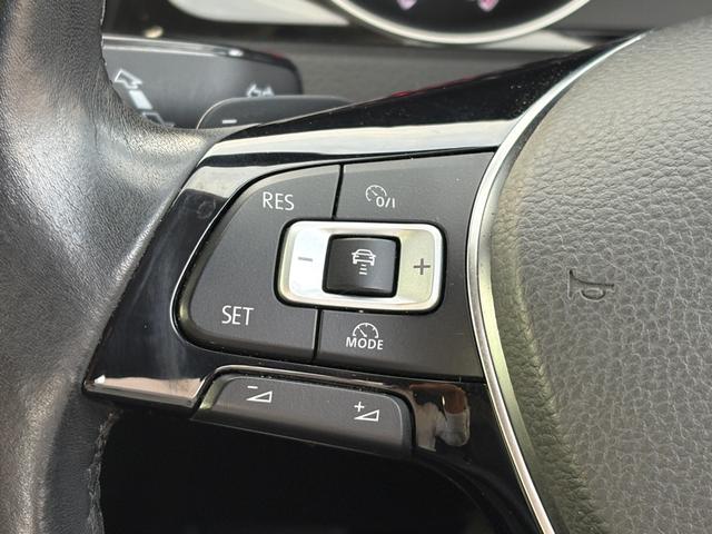 ゴルフヴァリアント ＴＳＩハイラインブルーモーションテクノロジー　アダプティブクルーズコントロールＡＣＣ　レーンアシスト　バックカメラ　パドルシフト　キセノンヘッドライト　Ｂｌｕｅｔｏｏｔｈ　スマートキー　純正ナビ　ＥＴＣ　ＣＤ／ＤＶＤ　ＩＳＯＦＩＸ　認定保証付（25枚目）