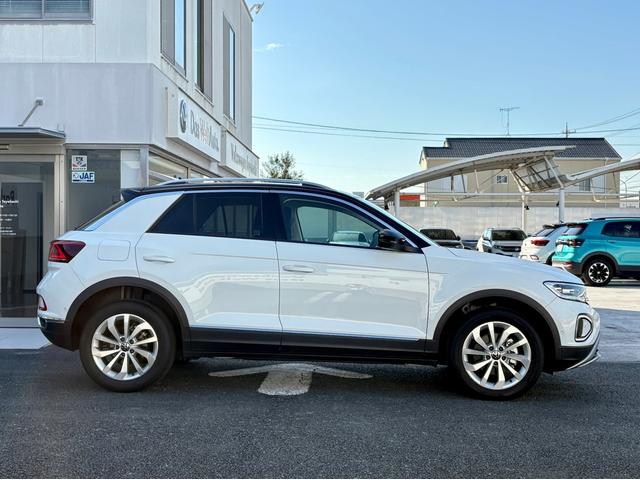 T-ロック TSI スタイル レザーシート マトリックスヘッドライト ACC トラベルアシスト レーンキープ デジタルメーター アップコネクト バックカメラ 障害物センサー 電動ゲート シートヒーター ブラックルーフ 認定保証付(7枚目)