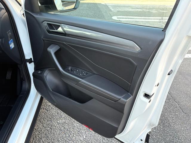 T-ロック TSI スタイル レザーシート マトリックスヘッドライト ACC トラベルアシスト レーンキープ デジタルメーター アップコネクト バックカメラ 障害物センサー 電動ゲート シートヒーター ブラックルーフ 認定保証付(18枚目)