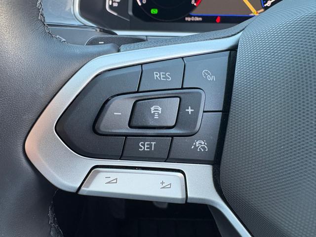 T-ロック TSI スタイル レザーシート マトリックスヘッドライト ACC トラベルアシスト レーンキープ デジタルメーター アップコネクト バックカメラ 障害物センサー 電動ゲート シートヒーター ブラックルーフ 認定保証付(25枚目)