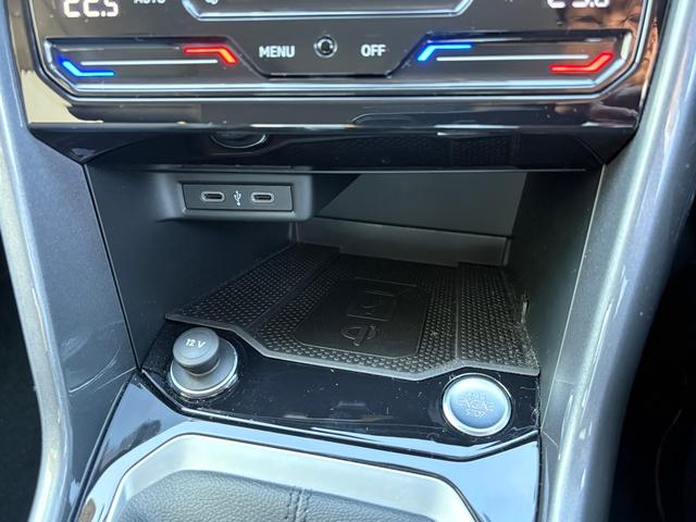 T-ロック TSI スタイル レザーシート マトリックスヘッドライト ACC トラベルアシスト レーンキープ デジタルメーター アップコネクト バックカメラ 障害物センサー 電動ゲート シートヒーター ブラックルーフ 認定保証付(34枚目)